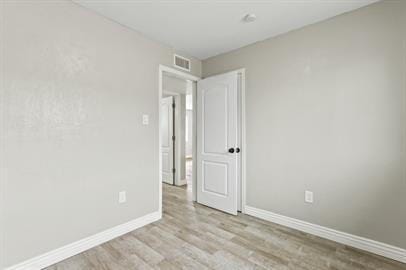 Building Photo - 3 bedrooms 1 bathroom with all tile flooring