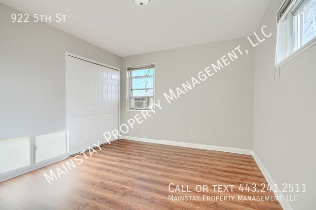 Building Photo - 922 5th St