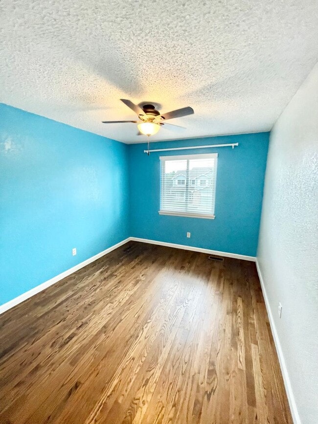 Building Photo - Large Clean Home in Aurora