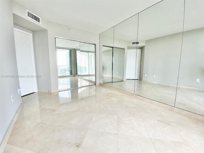 Building Photo - 16400 Collins Ave