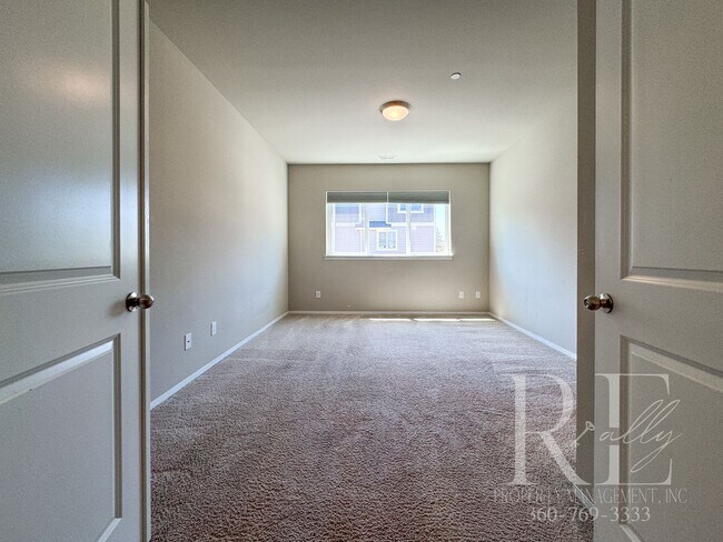 Building Photo - Modern End-Unit Townhome with Private Fenced Yard, Gourmet Kitchen & Spacious Layout