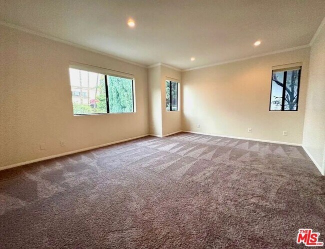 Building Photo - 805 N W Knoll Dr