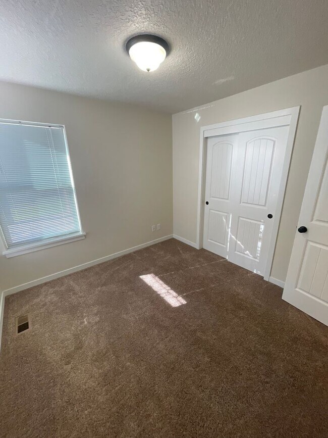 Building Photo - Dont miss out on this charming four bedroom home!