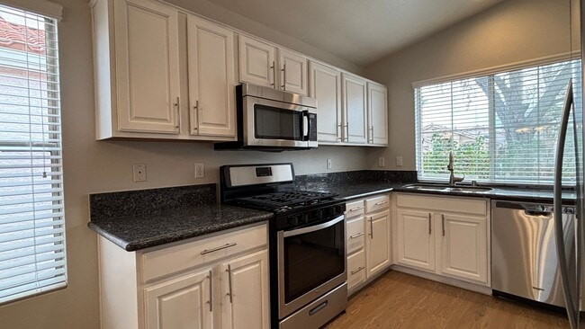 Building Photo - Single Story Summerlin Home with 3 Bedrooms! No Carpets. New Laminate Flooring. Cute backyard.