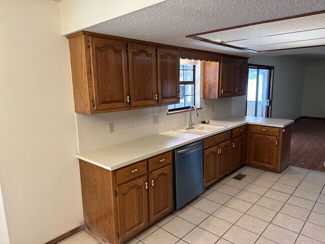 Building Photo - Available 7/1!  Spacious 3 Bedroom, 2 Full Bathroom Rogers Home in Quiet Neighborhood