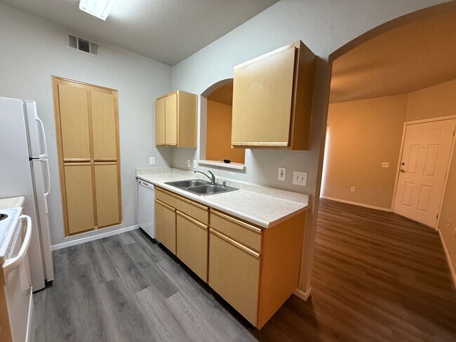 Building Photo - Cute 2 bedroom, 2 bath condo