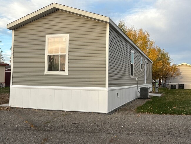 Building Photo - 16 Rainier St N