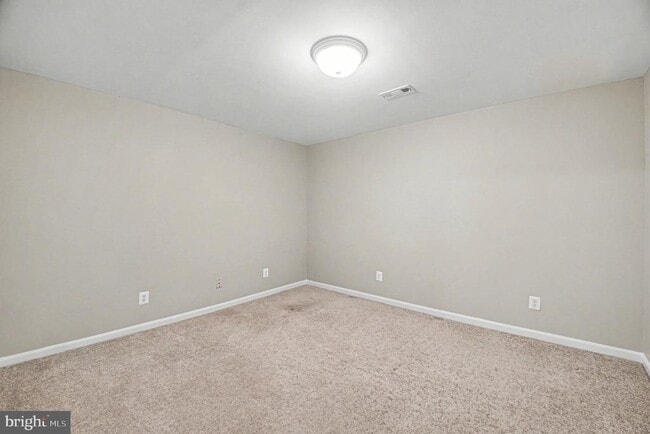 Building Photo - 16200 Edgewood Dr