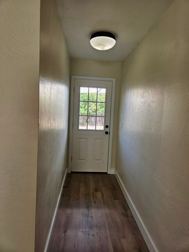 Building Photo - 3Bd/1Ba Single Story Home - For viewing!