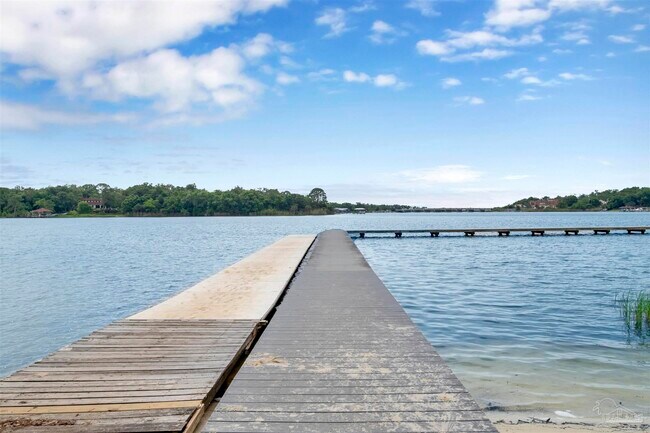 Building Photo - 1306 E Hernandez St