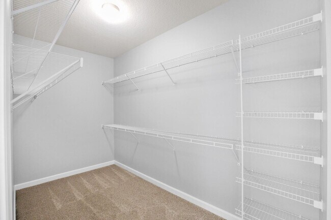 Building Photo - Townhome with Screened Porch!
