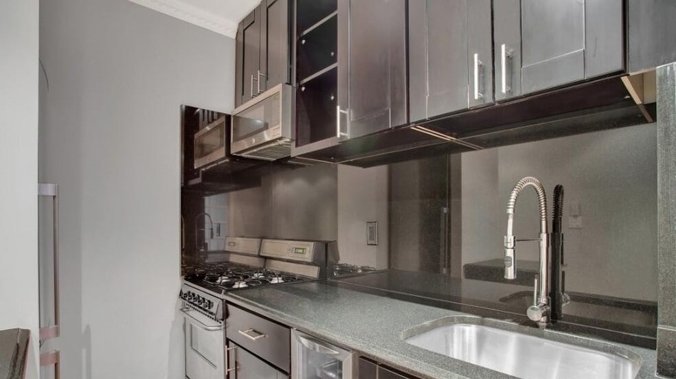 Building Photo - 438 W 52nd St