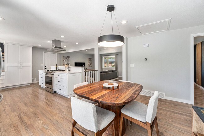 Building Photo - $500 OFF RENT!!!! STUNNING 5BD/3BA Home in...