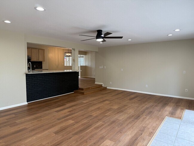 Building Photo - Welcome to this charming 3 bedroom, 2 bath...