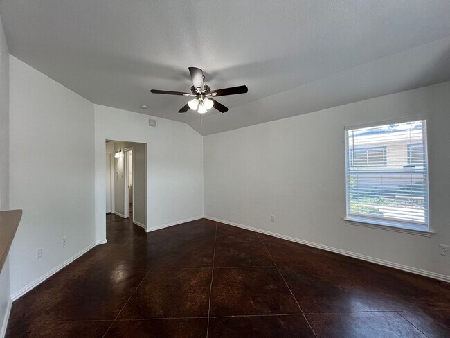 Building Photo - Oakwood521 Units A/B
