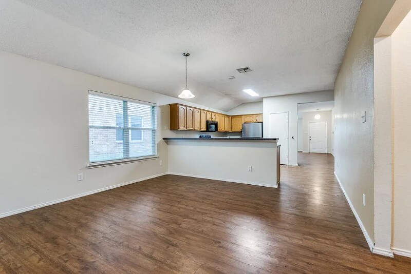 Building Photo - 1611 Venus Dr E