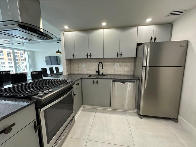 Building Photo - 2030 S Ocean Dr