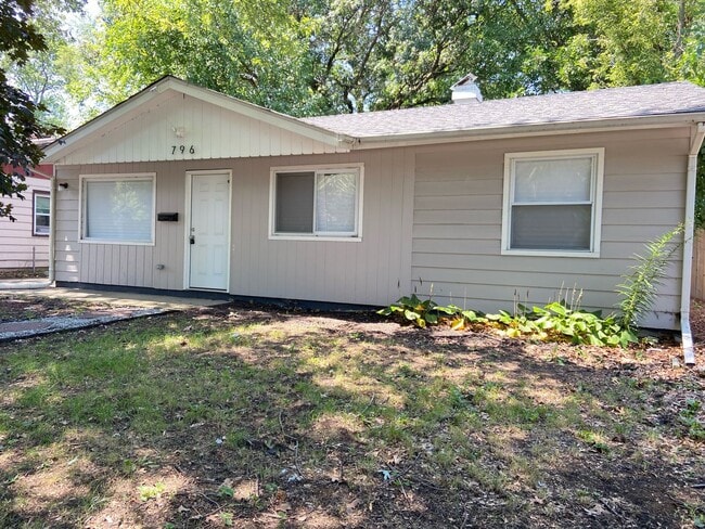 Primary Photo - Newly Renovated 3 Bedroom Home With Centra...