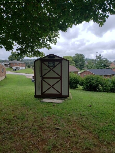 Building Photo - 639 Holbrook St
