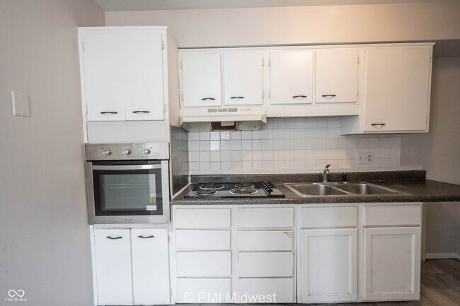 Building Photo - 5820 Grandview Dr