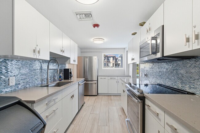 Building Photo - 4740 S Ocean Blvd