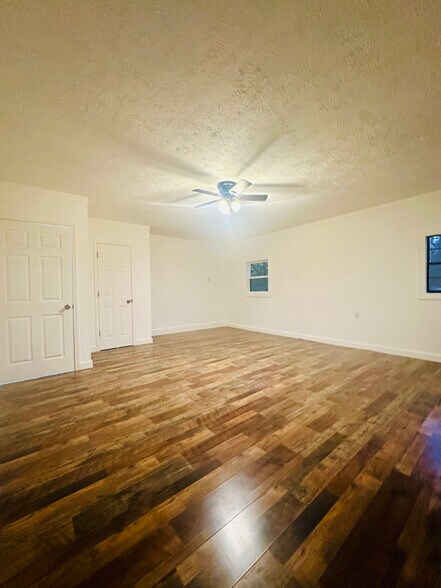 Building Photo - 2098 Pinecroft Cir