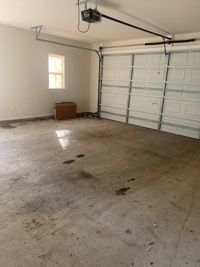 Building Photo - 4BR/3BA