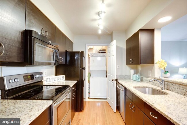 Building Photo - 7705 Lafayette Forest Dr