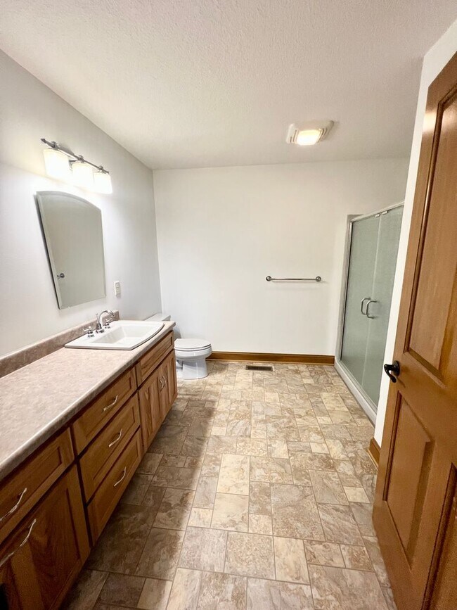 Building Photo - NEW LISTING! 3 Bedroom home