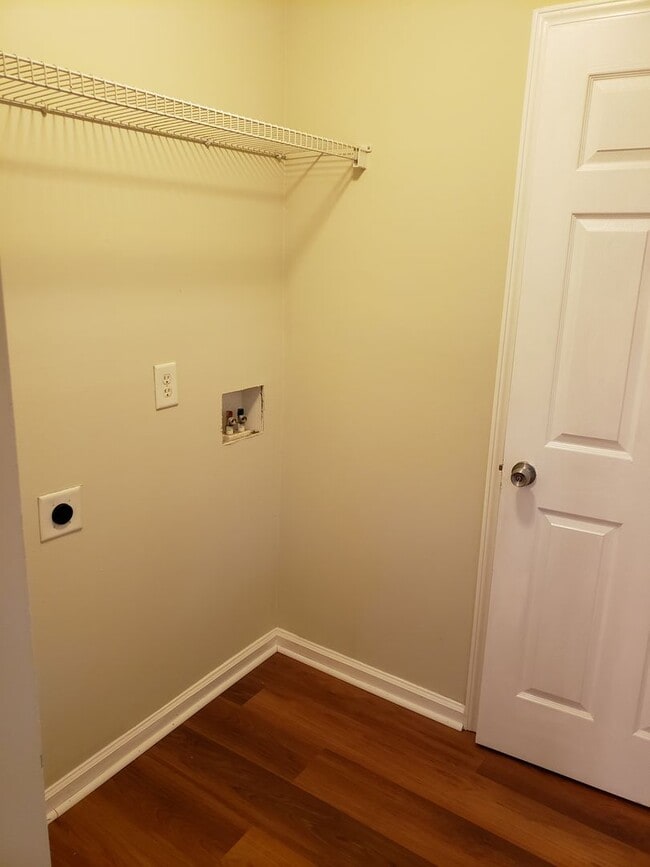 Building Photo - Cul-de-sac home ready to move in!