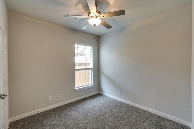 Building Photo - 657 Blackland dr
