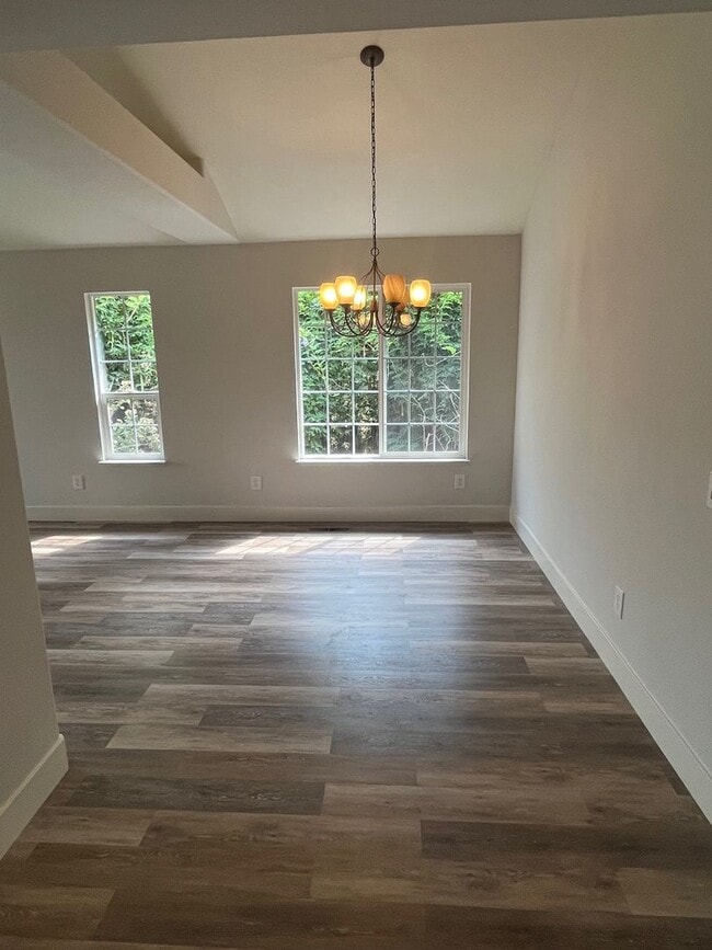 Building Photo - Large Single Level 4 Bedroom 2 Bathroom Home located in Northeast Rohnert Park