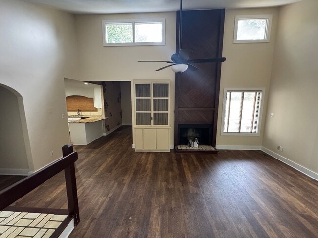 Building Photo - 3 Bedroom 3 Bath Beauty on Golf Course wit...