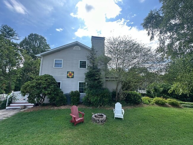 Building Photo - Large Weaverville Rental!