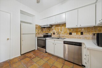 Building Photo - 2100 Tanglewilde St