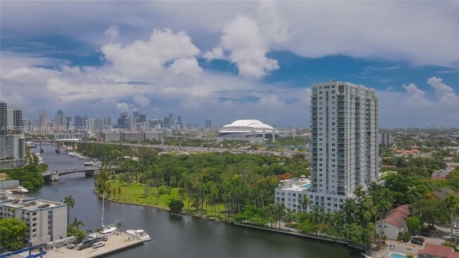 Building Photo - 1861 NW South River Dr