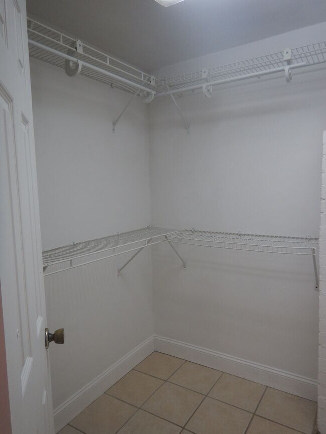 Building Photo - 3 Bedroom 2 Bath house on level lot. Pet Friendly