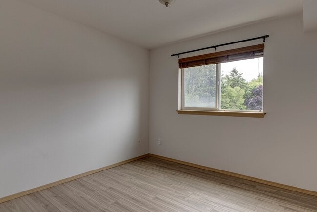 Building Photo - Updated 2 Bedroom 2 Bath Condo near Ft. Nu...