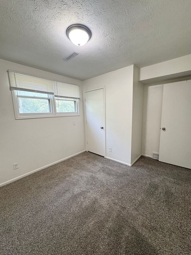 Building Photo - 4874 Robin Dr