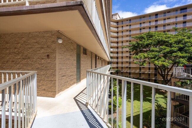 Building Photo - 3br/2ba/2pkg Condo in Waikalani Woodlands ...