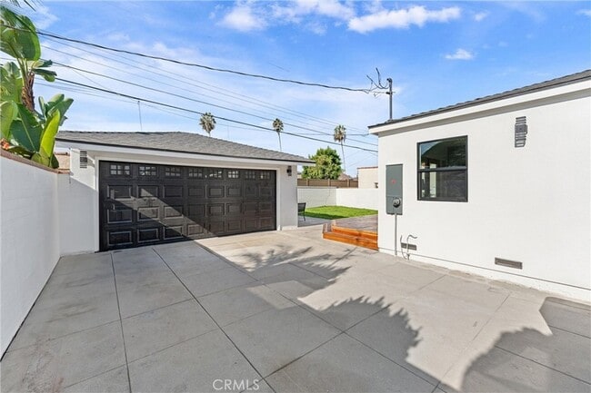 Building Photo - 3945 S Norton Ave