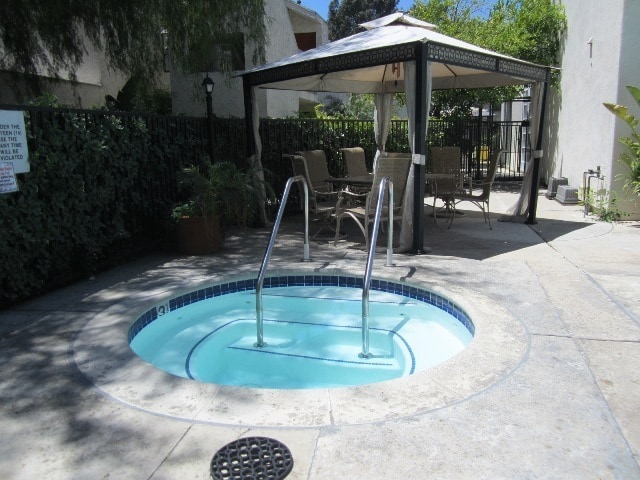 Building Photo - Gated 2+1.5 w/pool+spa, basketball crt, cl...