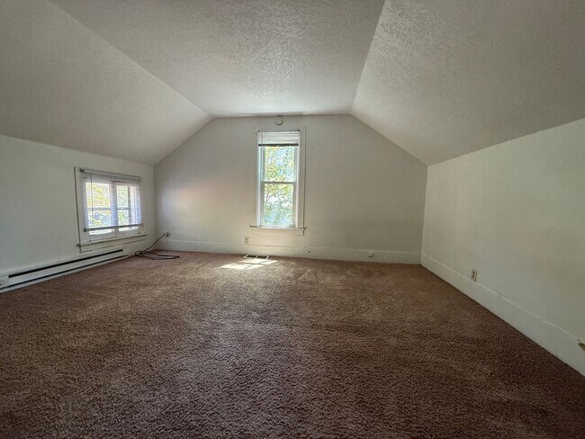 Building Photo - 3BR/1BA Anoka Home Available Now!