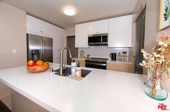 Building Photo - 6001 Canterbury Dr