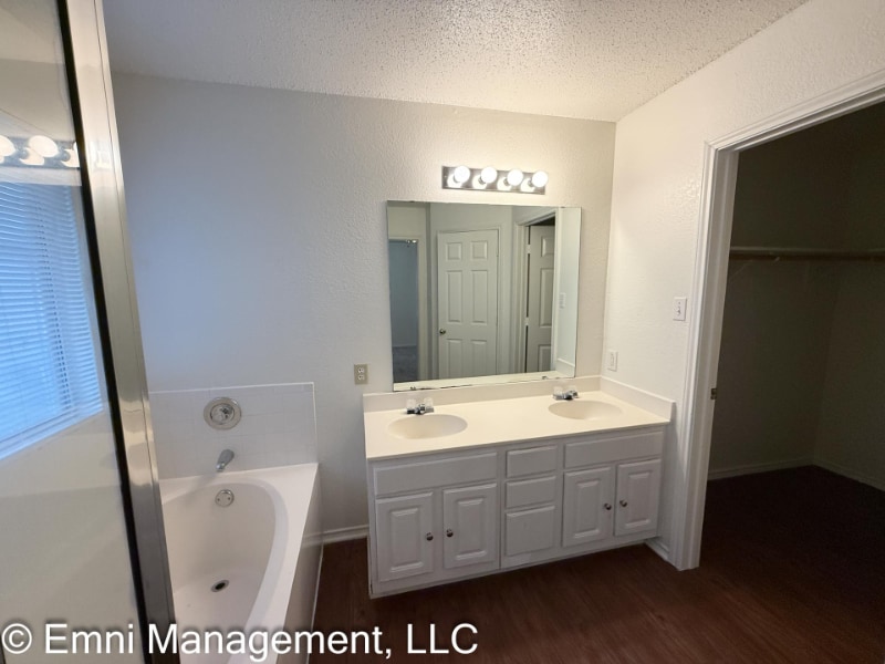 Building Photo - 2207 Garrett Dr