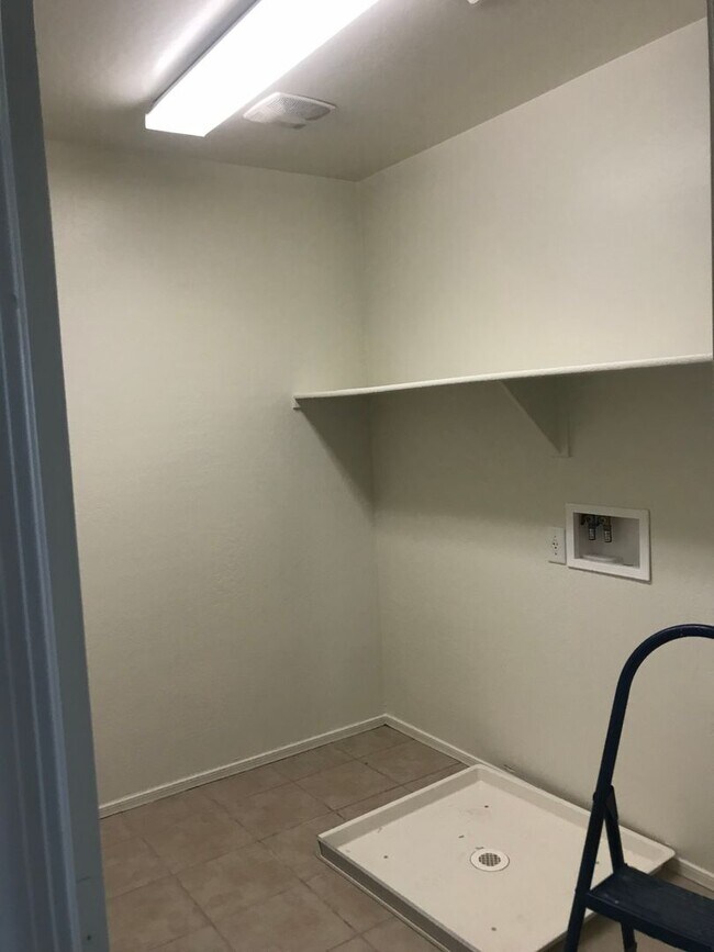 Building Photo - Coming in August Spacious 3br Home in Cort...