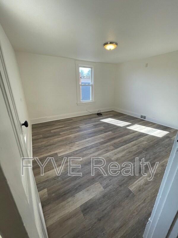 Building Photo - 489 Norton St