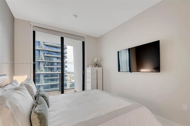 Building Photo - 1010 Brickell Ave