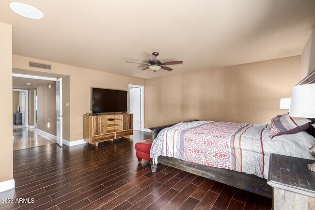 Building Photo - 9373 E Altadena Ave