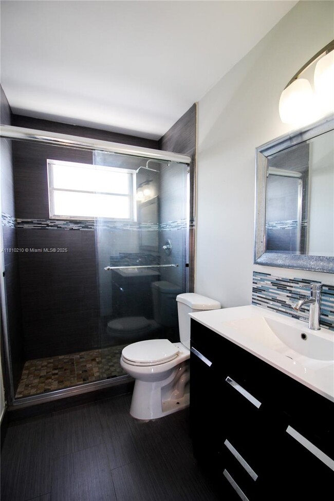 Building Photo - 9359 Fontainebleau Blvd